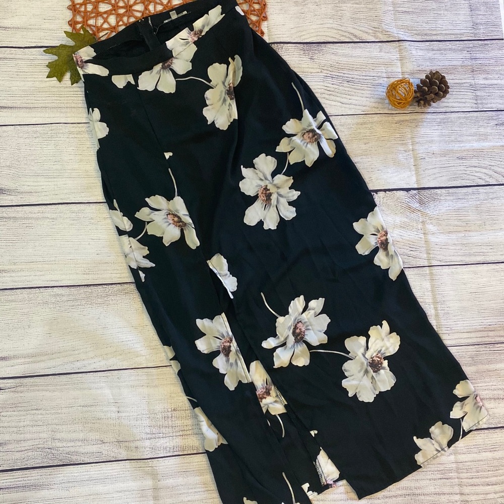 🌻 (3/$24) Long floral skirt